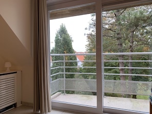 Eigentum, Himmel, Gebäude, Schatten, Holz, Baum, Pflanze, Fenster, Tür