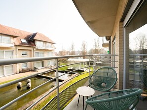 Himmel, Gebäude, Fenster, Pflanze, Haus, Die Architektur, Urban Design, Eigentumswohnung, Baum, Schatten