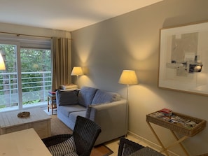 Eigentum, Möbel, Fenster, Komfort, Interior Design, Fussboden, Holz, Wohnzimmer, Flooring, Schatten