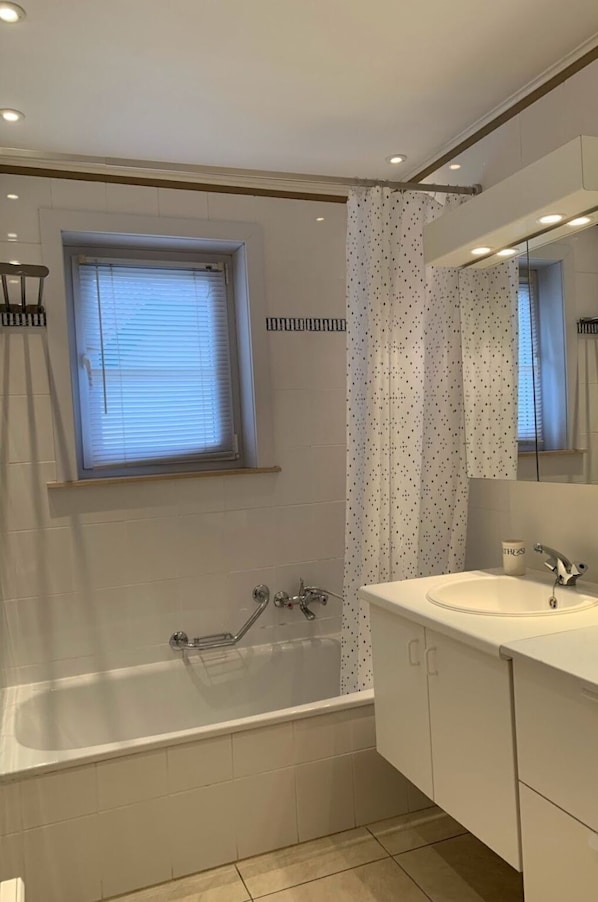 Spiegel, Zapfhahn, Armatur, Eigentum, Fenster, Sinken, Gebäude, Bad Sink, Badezimmerschrank, Holz