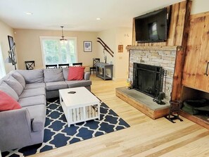 Expansive Stowe home, amazing location and hot tub (946)