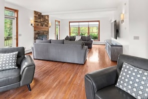 NEW! Expansive Luxury Home in the Heart of Stowe (676)
