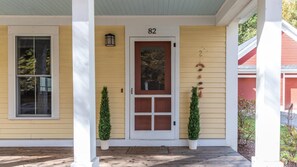 New! Chic 3-Bedroom Retreat in the Heart of Stowe (2514)