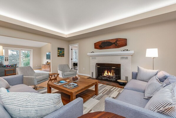 Open concept living room and dinning area
