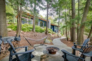 Outdoor Fire Pit & Sitting Area
