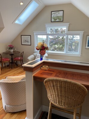 Spacious vaulted ceiling over looking Mill Cove.