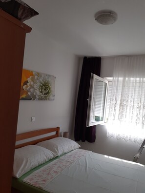 Schlafzimmer 1