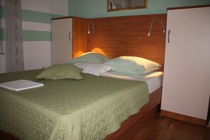 Schlafzimmer 1