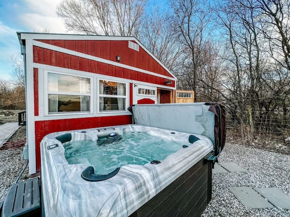 Hot tub added to the romantic atmosphere we desired -Anh
