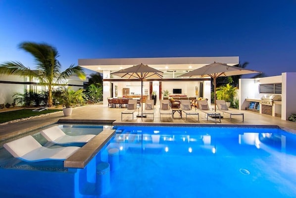 4 bedroom villa - 2 bedrooms in the main structure, with 2 larges pool annexes