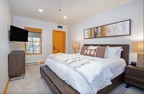 Master bdrm w luxurious fresh crisp linens and super comfy bed!