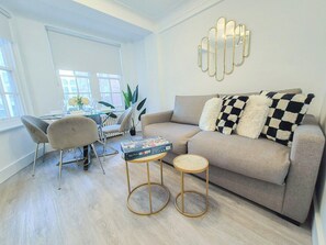 This charming living room is designed for comfort and flexibility. Enjoy a sofa bed that transforms into a cozy double bed, ideal for couples or friends. Watch Netflix on the flat-screen TV and enjoy a perfect night in after a busy day in London.
