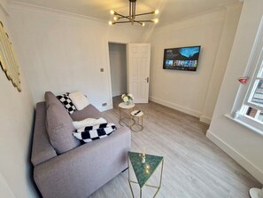 Discover the perfect balance of comfort and convenience in this modern London living room. Featuring a sofa bed that converts into a double bed, a flat-screen TV, and Netflix access – ideal for unwinding after a busy day of London adventures.
