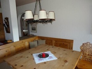 Dining table / corner seat