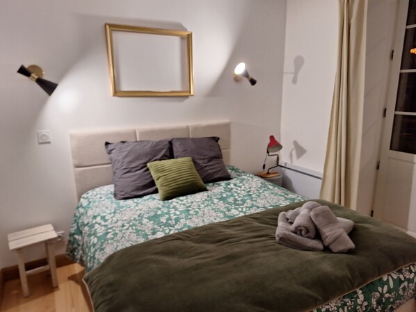 Chambre avec un lit de 160cm et donnant sur un balcon