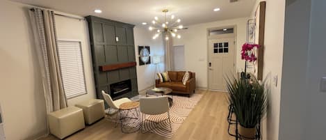 Living room w/ smart TV
