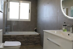 Newly refurbishes main bathroom