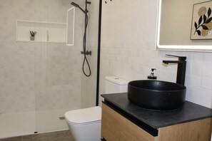 Newly refurbished 2nd bathroom