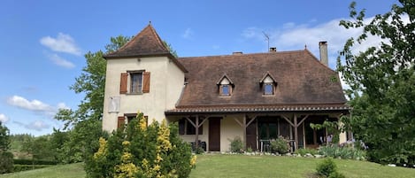 Front of house viewed as you enter the drive.