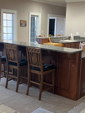 Kitchen/bar.