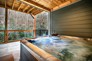 Unwind and relax in the hot tub as the calming sound of the river flows around you, bringing peace to your body, mind, and soul. Simply a pure natural therapy while being close to nature!