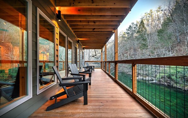 Relax and enjoy a great time with loved ones on the spacious main & upper deck and soak in the calming sounds of the water rushing beneath you. Pure bliss awaits you and your loved ones! 😊