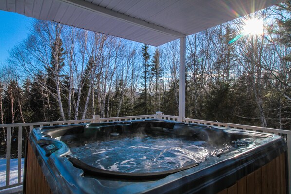 Outdoor spa tub