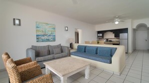 Unit may vary. La unidad real puede variar en diseño, vista, piso y decoración.