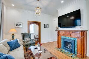 Living Room | In-Unit Laundry | 2 Mi to Tyler Rose Garden & Museum