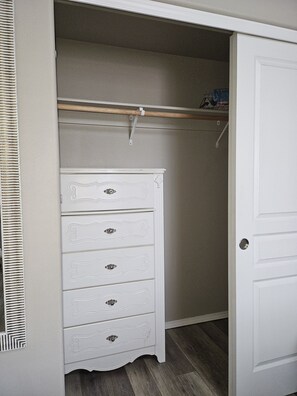 closet includes en extra storage gabinet, closet dimention height 7' by 4' wide.