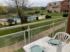 La terrasse côté piscine extérieure et parcours de golf pitch and putt