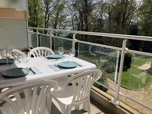 La terrasse avec au 2nd plan la petite vue mer sur la Baie de Morlaix