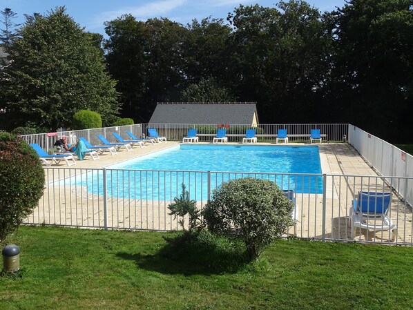 La piscine extérieure chauffée (Ouverture d'Avril à la Mi-Septembre) 