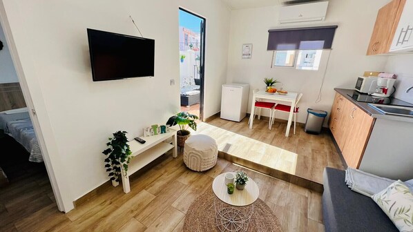 Wohnzimmer mit Zugang zur Terrasse