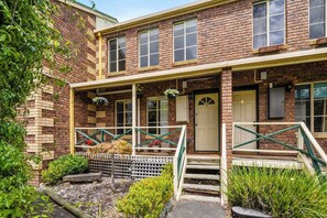 Tapanak is a fully renovated 2-bedroom, 2-bathroom self-contained townhouse