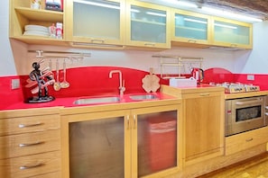 La splendida cucina completa di tutto; con al centro la lavastoviglie ;)