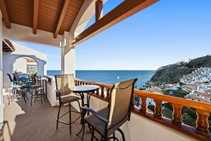H1786 - Balcony Views