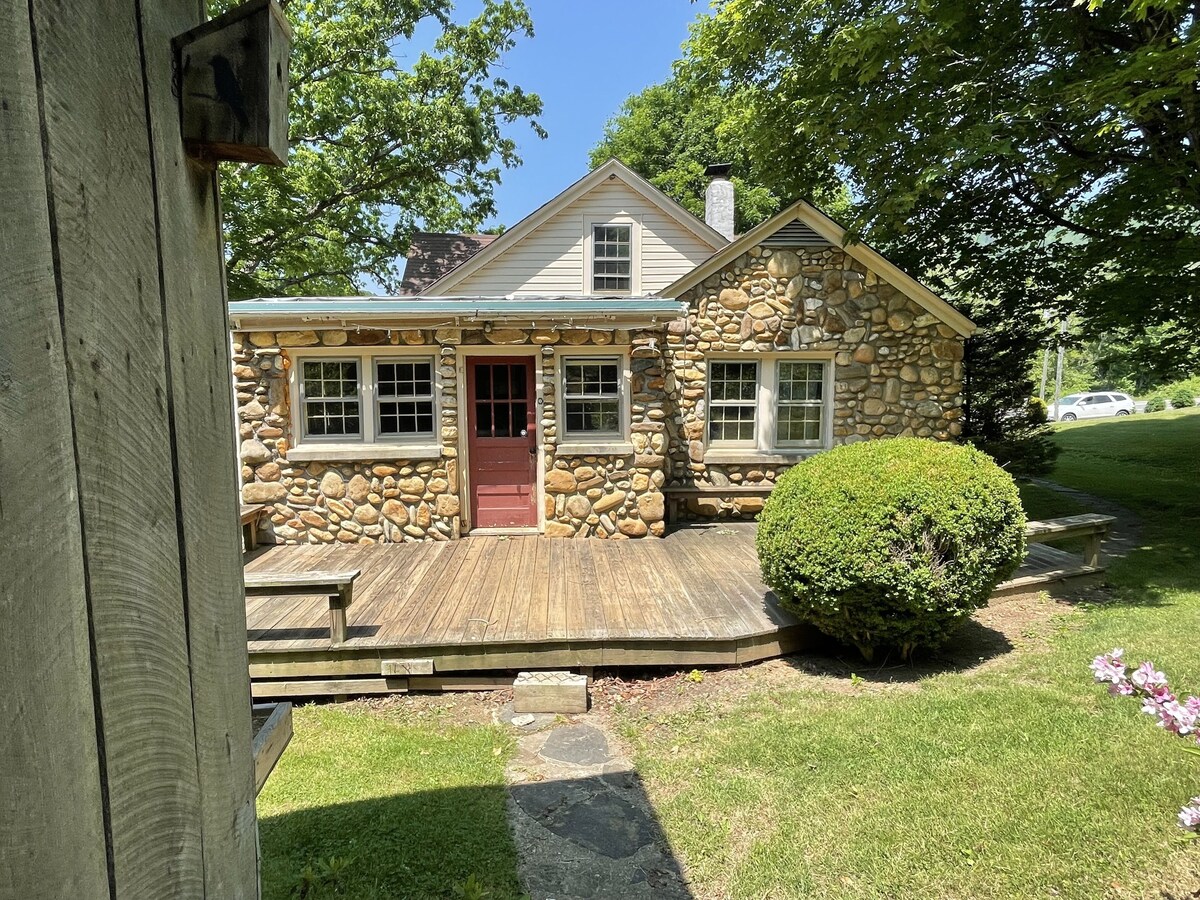 Cozy mountain home close to the New River, Blue Ridge Parkway and ski slopes.