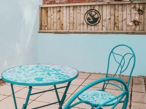 Sitting-out-area | Honey Bee Cottage, Groes-pluen, near Welshpool