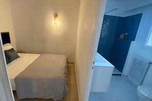 Coin chambre et salle de bains attenante 