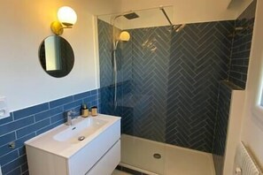 Grande salle de bains avec douche à l’italienne 