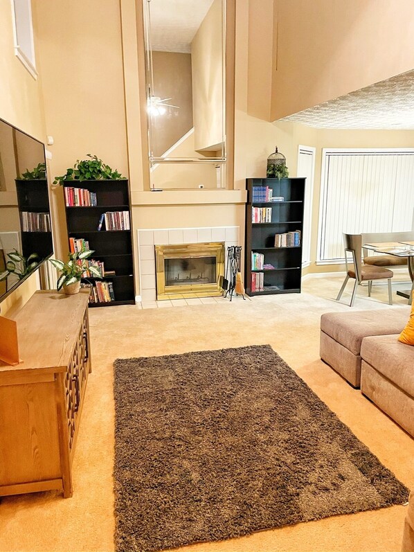 Family Room with Gorgeous High Ceilings, SmartTV, and Reading Materials.