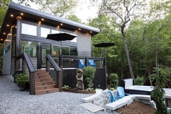 Outdoor spa tub
