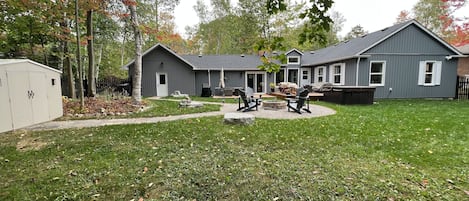 Backyard private with Fire pit and Hot tub