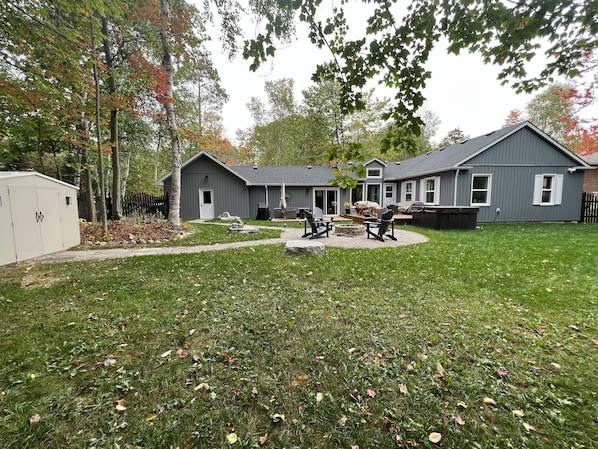 Backyard private with Fire pit and Hot tub