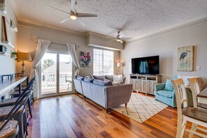 Living Room | Smart TV | Breakfast Bar