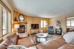 Living Room | Smart TV w/ Cable | Gas Fireplace | Queen Sleeper Sofa