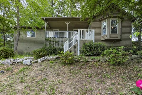 5 bedroom 3 bathroom 2 kitchens home on top of the hill