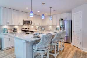 Serve meals to your family and friends in this  beautiful and well equipped kitchen!