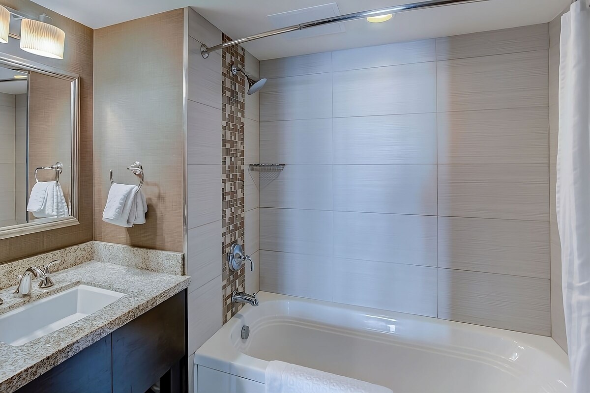 Unwind and Relax! Spacious Ocean Front Unit w/ Full Kitchen, Onsite Pools!